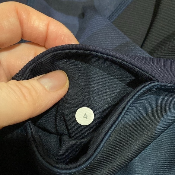 Lululemon - Crop 21” Capri Sz 4 blue stretchy camo leggings - Picture 10 of 17